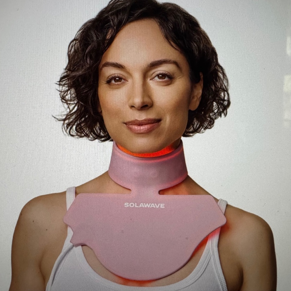 Solawave Neck & Chest Rejuvenating Red Light Therapy Mask - Picture 8 of 9